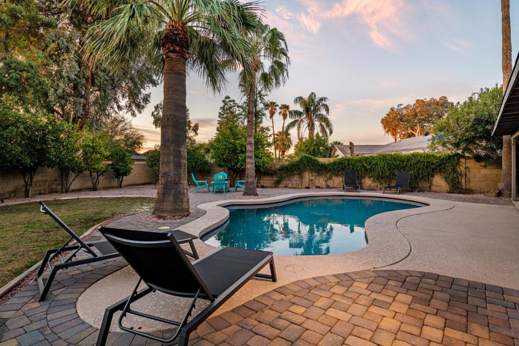 New Desert Art Deco Home Wpool