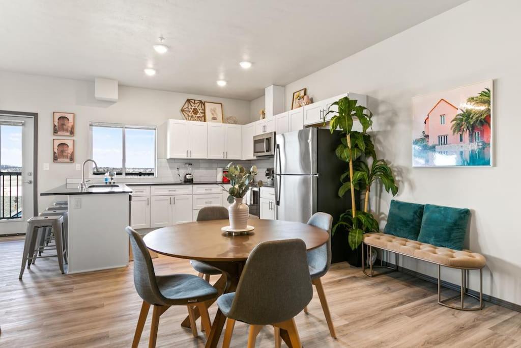 Great New 2 Bed 2 Bath Near Perry District and DT