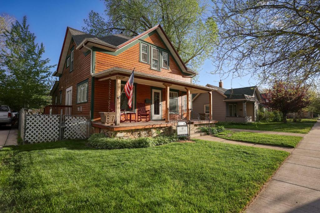 Cozy Downtown Dwelling (Sheridan)
