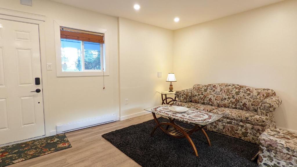 Modern spacious 1 bedroom suite near UVic
