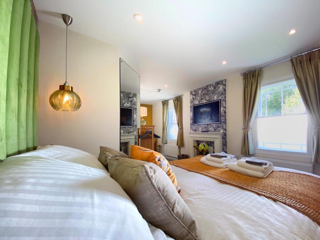 Hambrook House Canterbury - NEW luxury guest house with spa tub