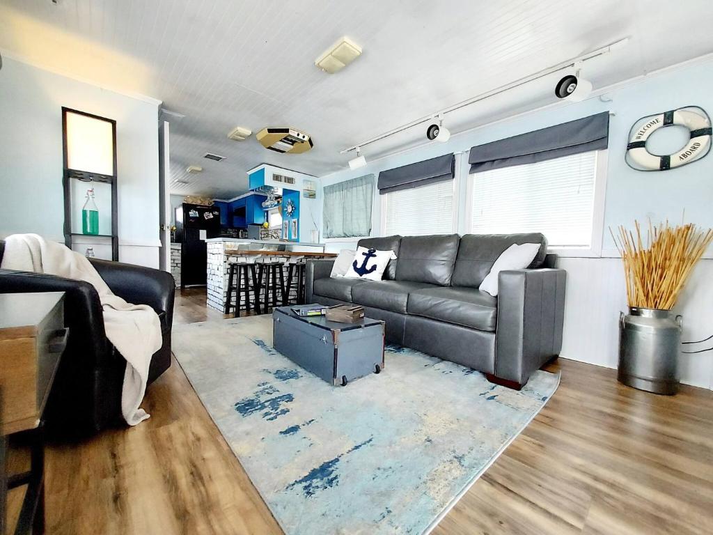 2 Story Houseboat Kayakfish Pets (West Monroe)