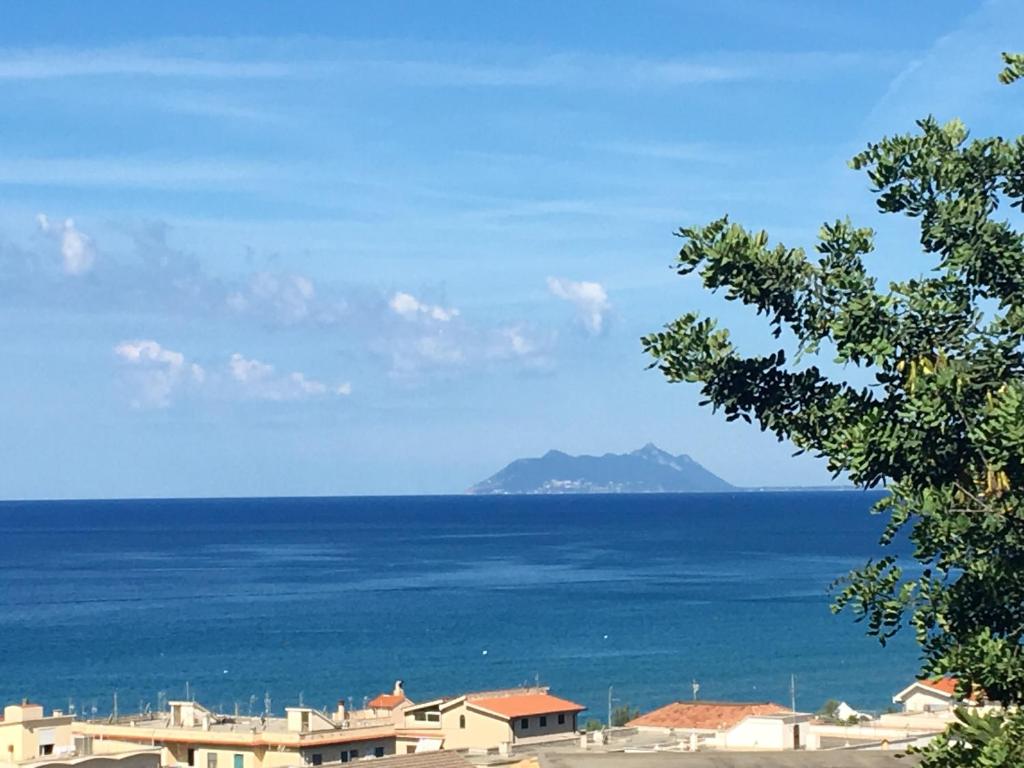 3 bedrooms appartement with sea view enclosed garden and wifi at Sperlonga 1 km away from the beach