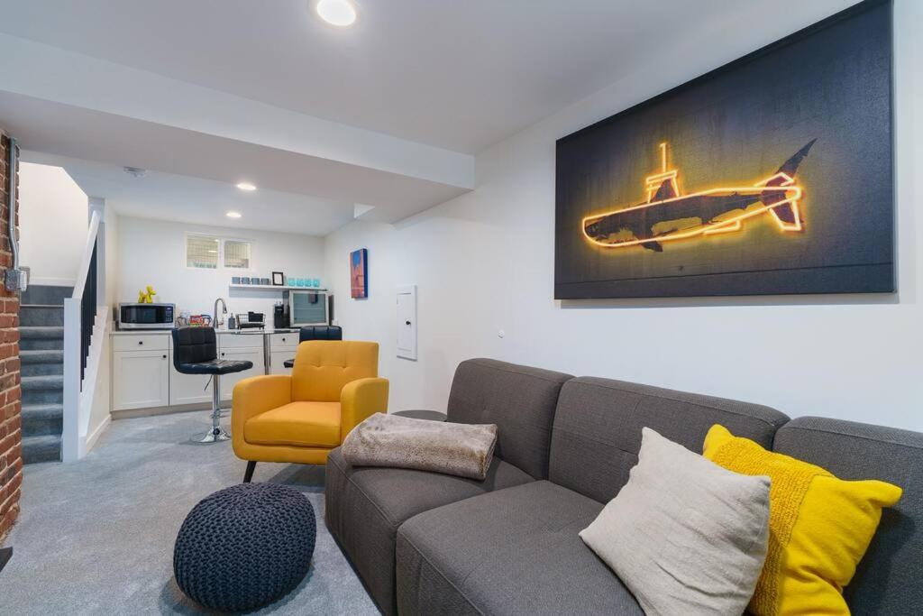 Sleek & Stylish Apt Steps From Bluebird Theater