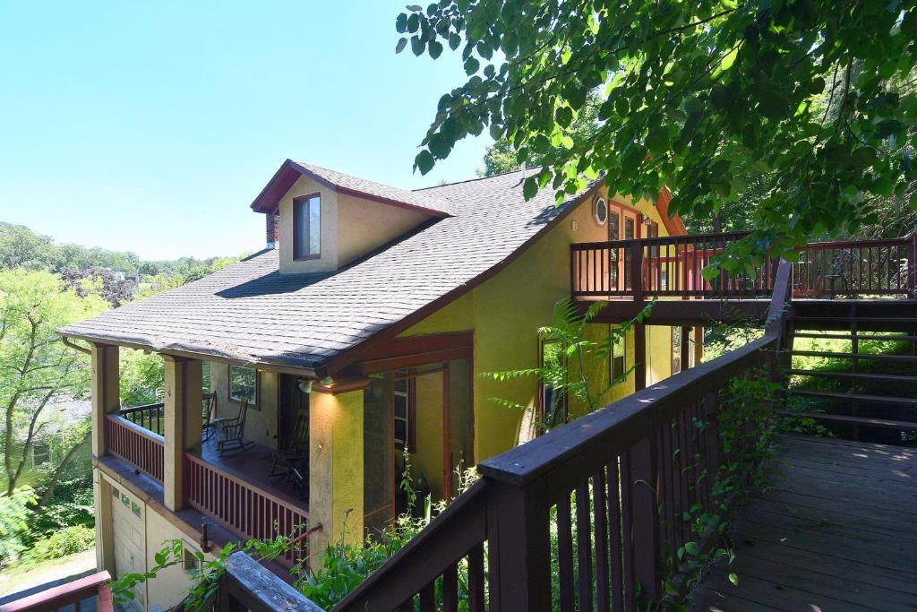 Fleur de Lis (Berkeley Springs)