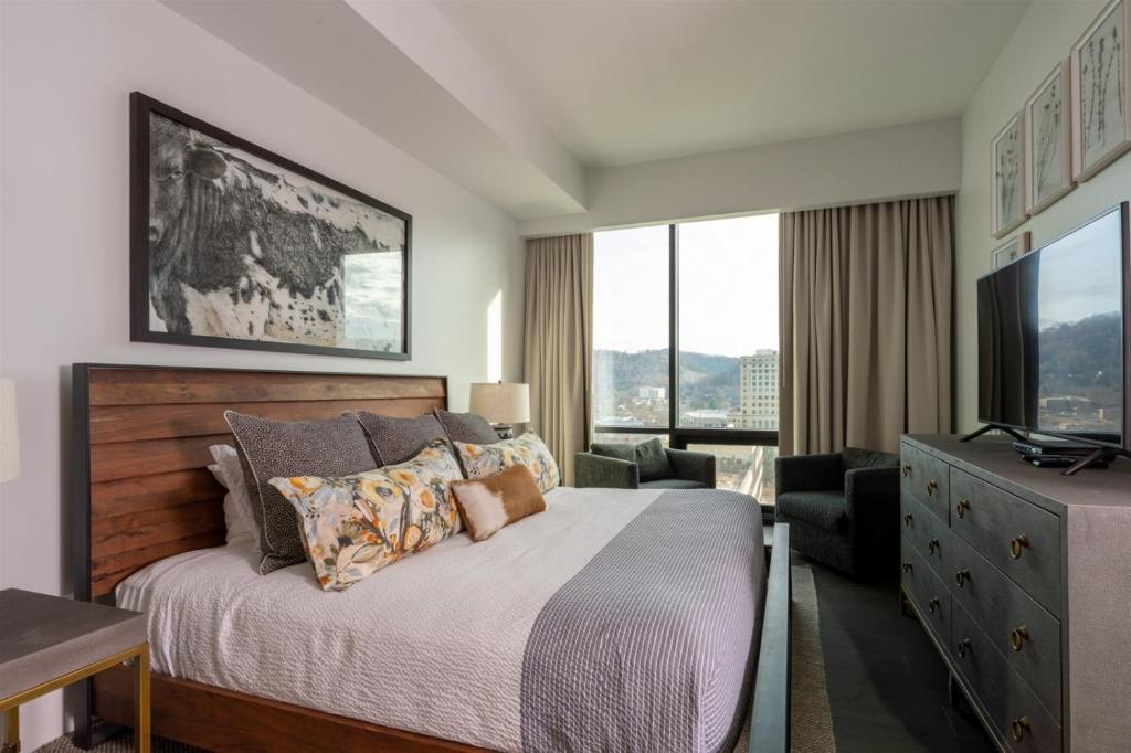 'Midtown Mountain Break' A Luxury Downtown Condo with Mountain and City Views at Arras Vacation Rentals