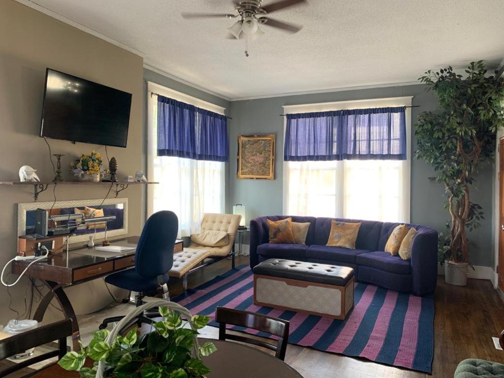 4Br-2Ba Midtown with HOT TUB Sleeps up to 19 - 8 Beds