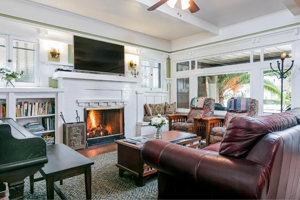 Old Yacht Club Inn