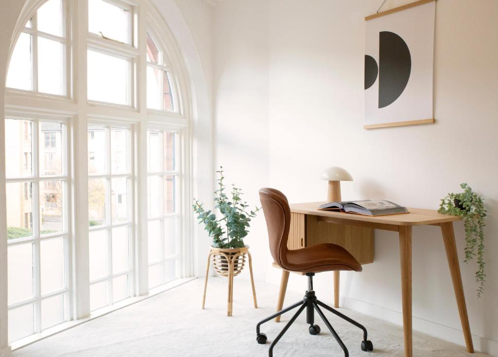 Stylish 2 bedroom apartment with home office