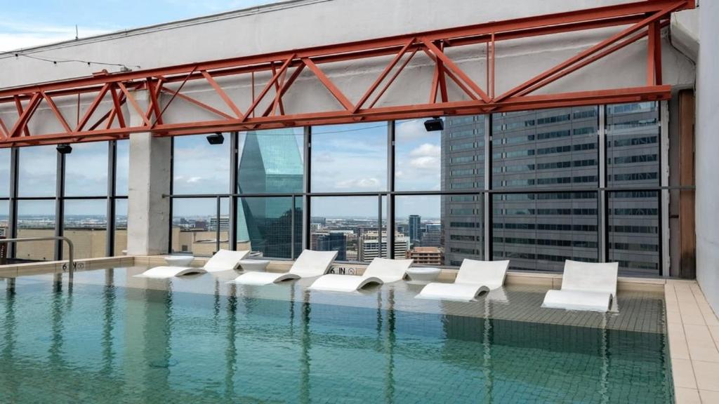 18th FL CozySuites Best Sky Pool in Dallas 2BR