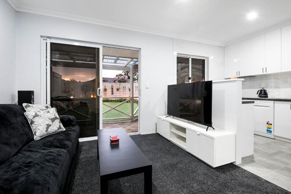 12 Streeton Promenade