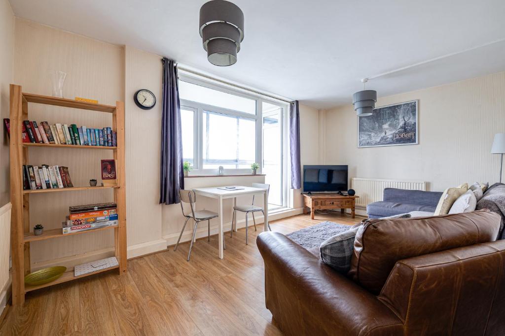Cosy 2 bed apartment close to CC - Free parking