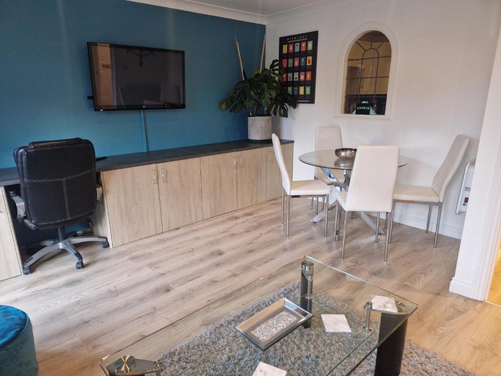 2-bedroom apartment *NR CITY CENTRE WITH PARKING*