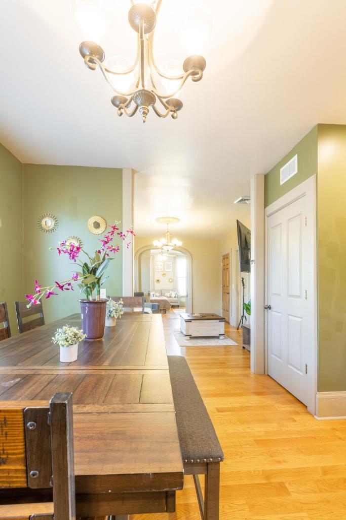 Spacious Historic near Downtown 2br 2ba sleeps 10