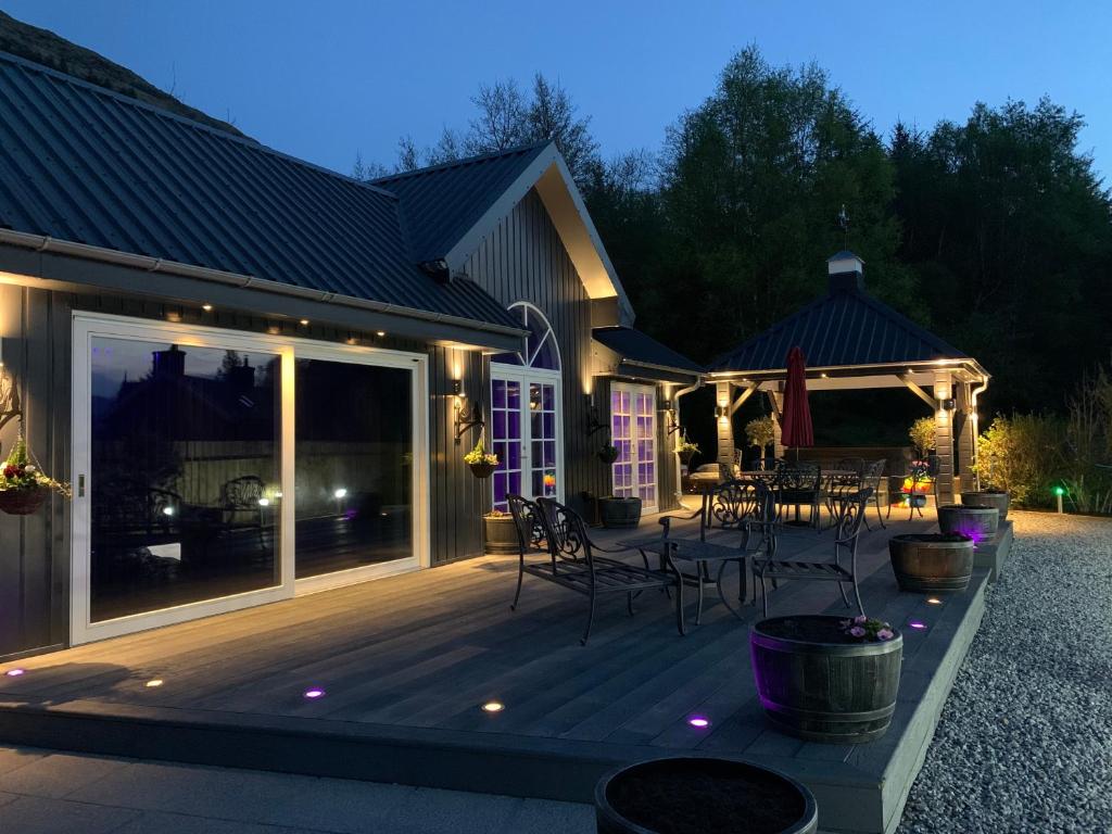 Little Fox Lodge Hideaway Glencoe - 5 Star with Hot Tub overlooking Loch Linnhe (Glencoe)