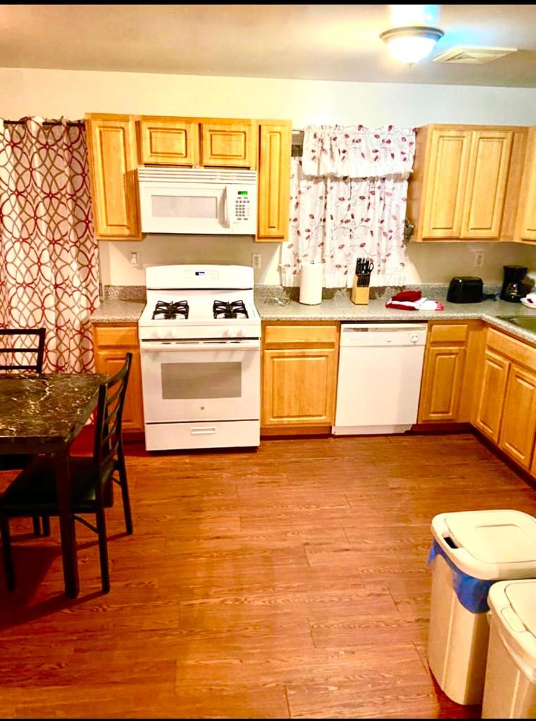 Large 3-Bedrooms/2-Bath Apt