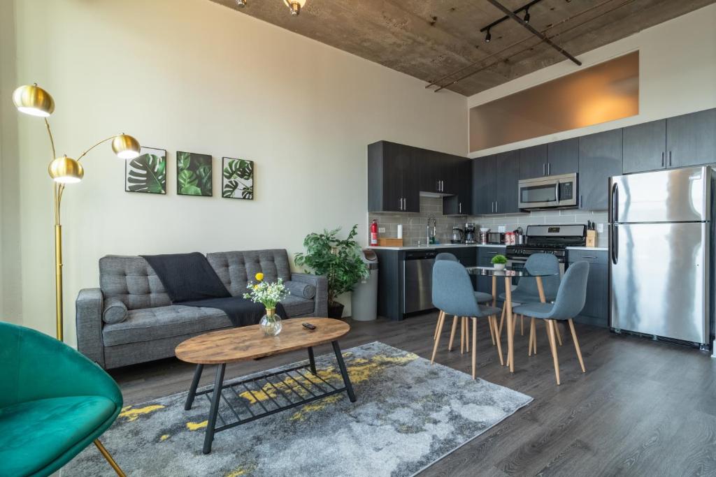 McCormick Place 420 friendly 2br-2ba on Michigan avenue with optional parking for 6 guests