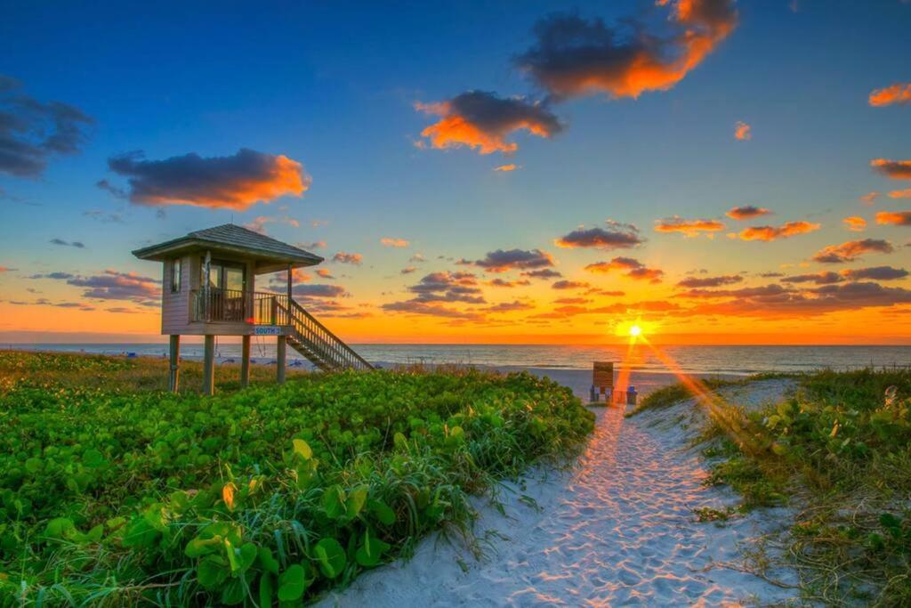 Walk to The Avenue and The Beach