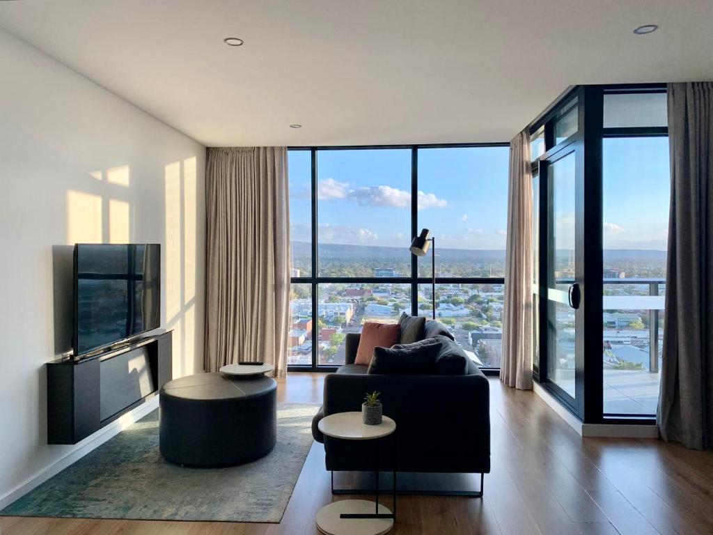 Convenient 1BR CBD Apt with Top Level View - ALL FREE & INCLUDED - Parking - Netflix - Gym - Pool - BBQ Area - Coffee