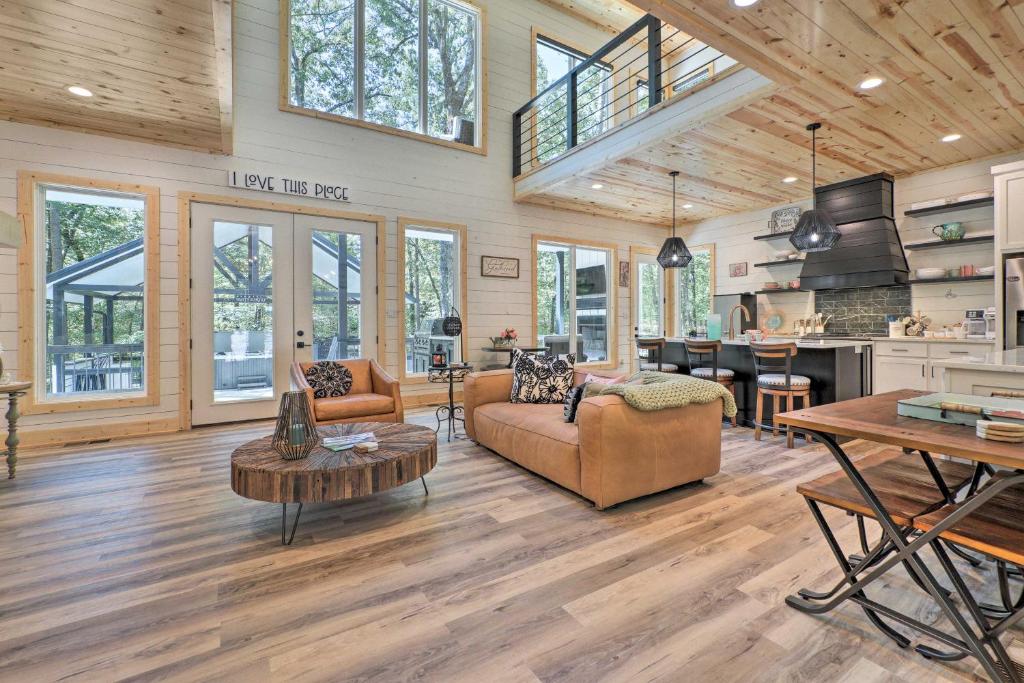 Charming Broken Bow Cabin with Deck (Broken Bow)