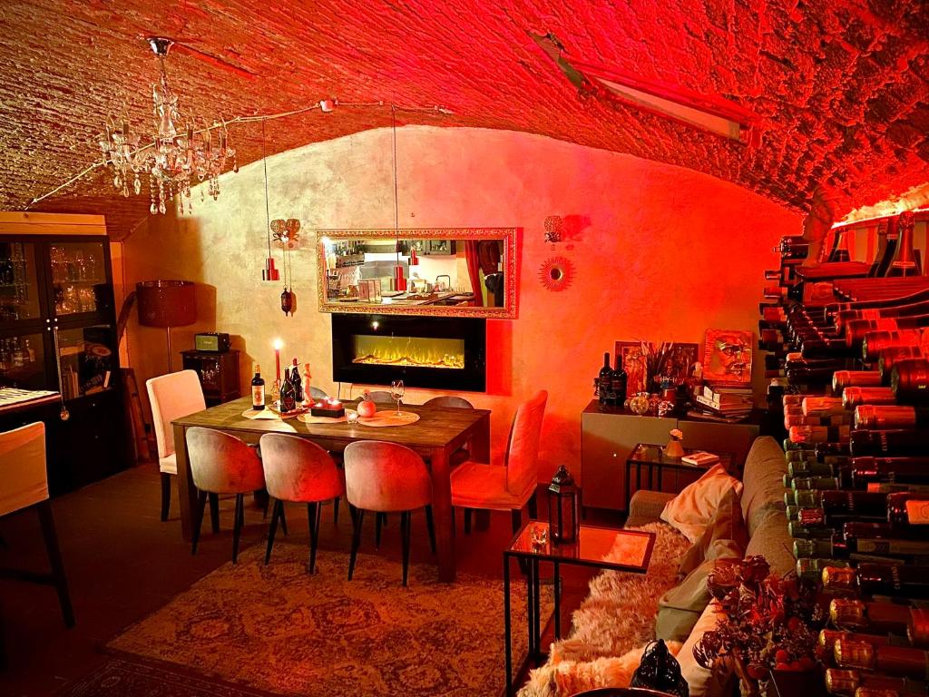 La Cave Rouge - Secret wine cellar in the center