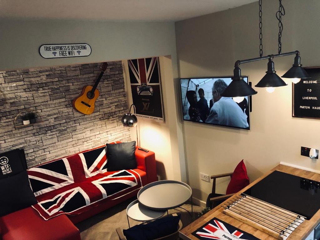 3 Double Bed Brittania Styled CENTRAL Home Near LFC sleeps 6