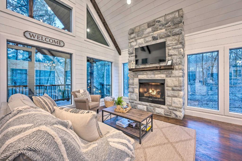 Modern Cabin with Hot Tub 1 Mi from Hochatown! (Broken Bow)