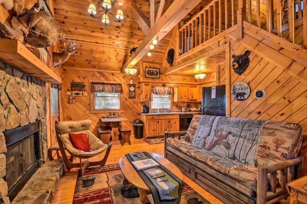 Heidelberg Inn with Deck and Hot Tub