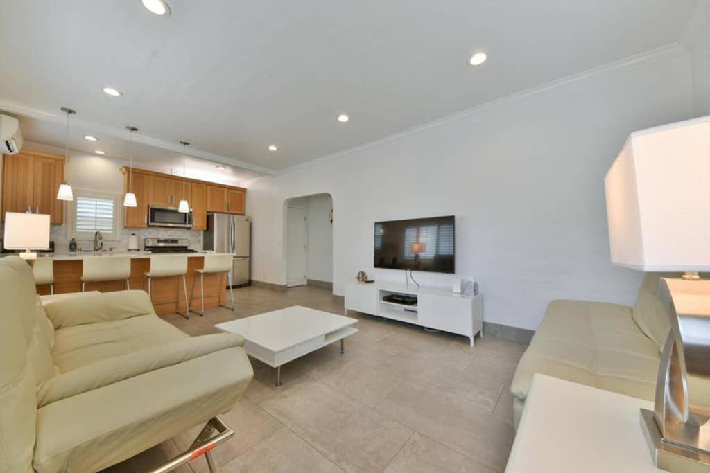 1000#1 Contemporary Home w/ Parking
