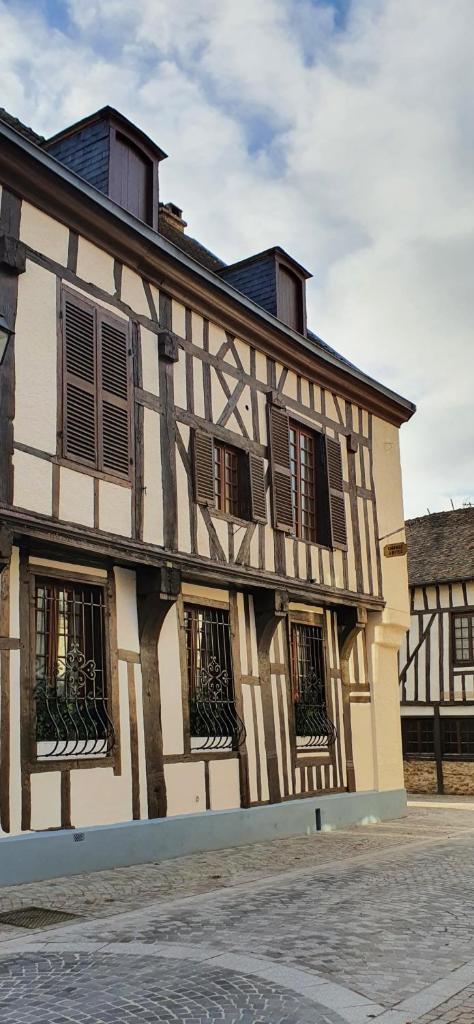 AU CHAMBELLAN (Ay)