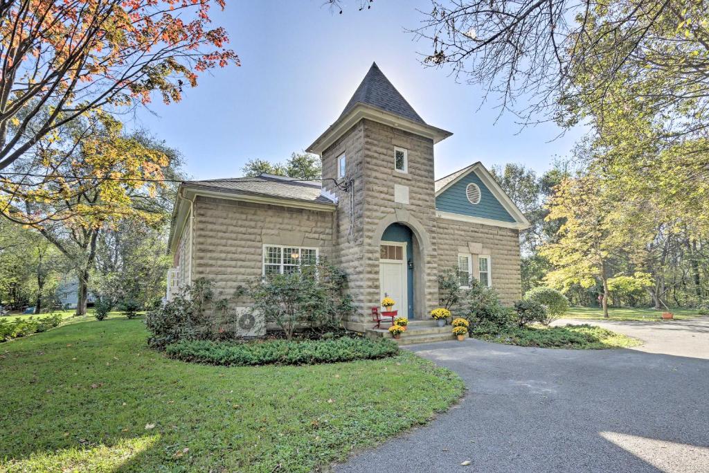 Renovated WV Schoolhouse History Buffs Heaven! (Kearneysville)