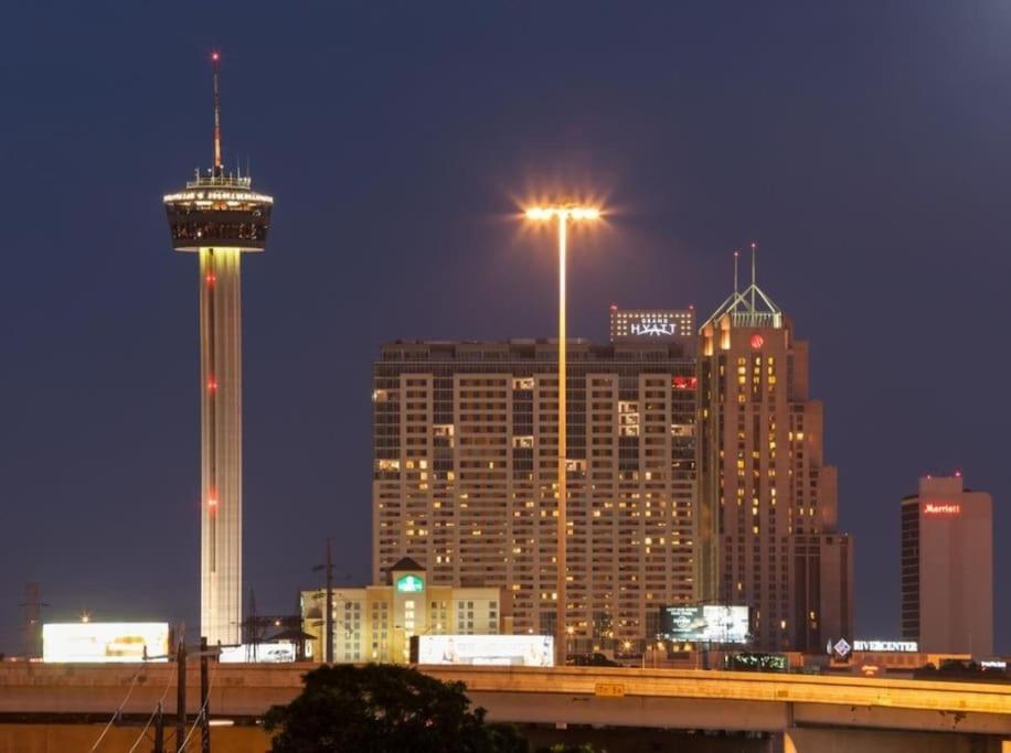 Downtown/Riverwalk San Antonio Condo Free Parking