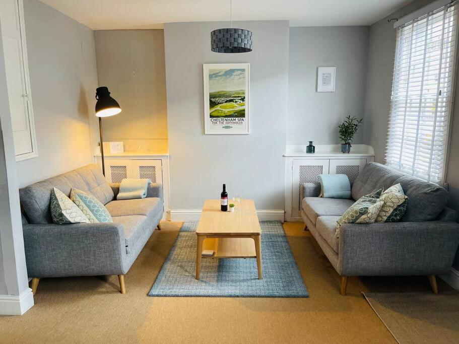 Three beds Cheltenham house 5 min from town center