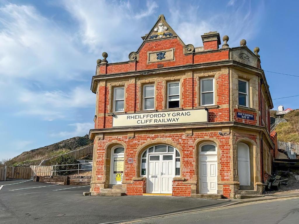 Cliff Railway Apartment
