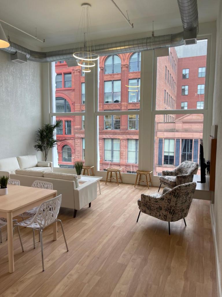 Lou-City Penthouse Suite! Savor Life with Hollyhock