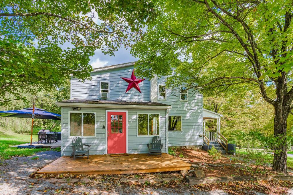 Modern Farmhouse w Hot Tub (Berkeley Springs)