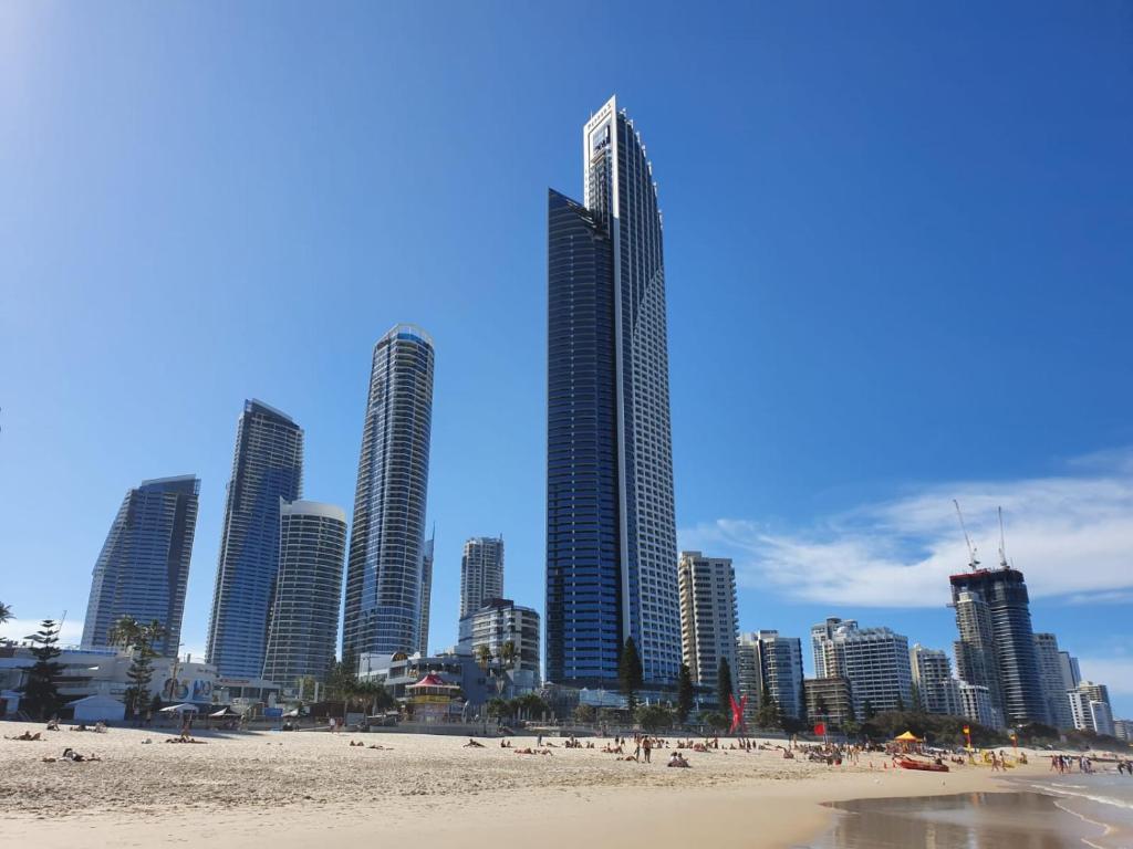 High-End Apartment in the Soul of Surfers Paradise