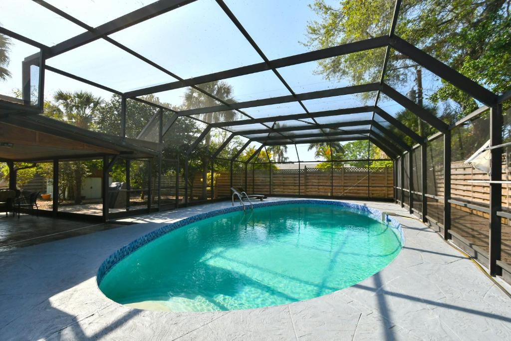 Heated Pool Home - VERY close to Siesta Beach