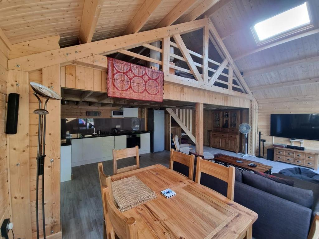 Spacious Log Cabin near Cambridge