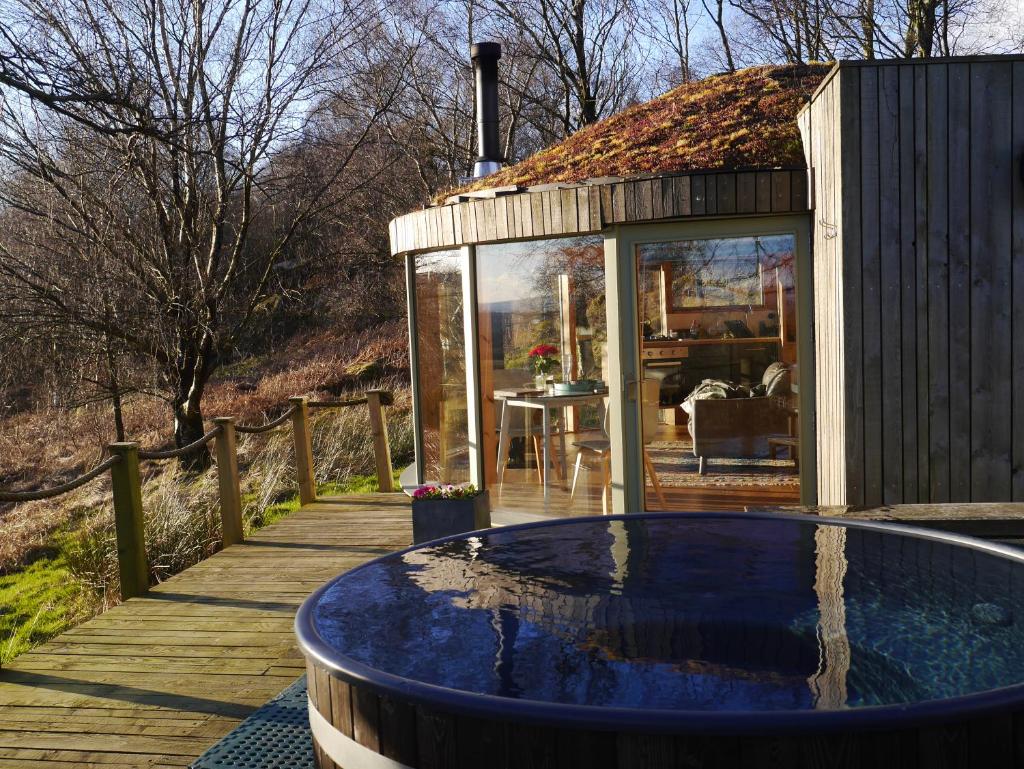 Luxury romantic Roundhouse and hot tub for two