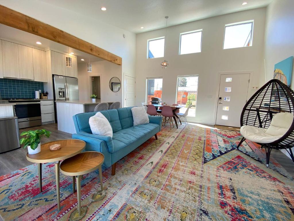 Timber & Tin E 2Bed 2Bath w Pool & Rooftop Deck