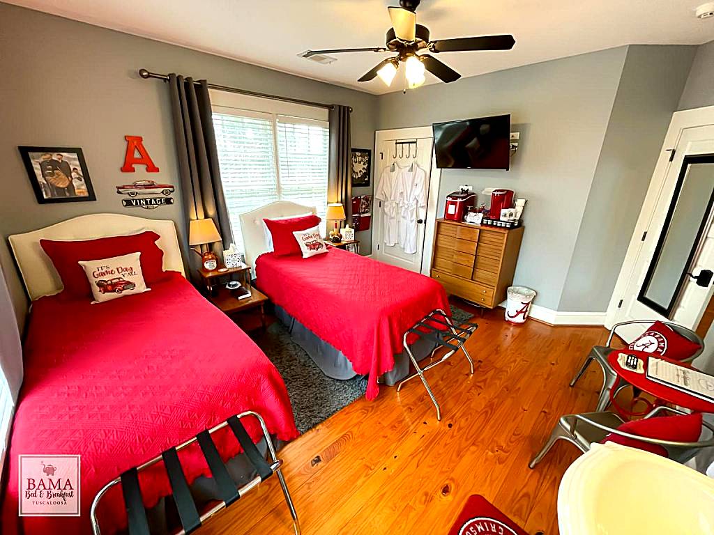 Bama Bed and Breakfast - Sweet Home Alabama Suite (Tuscaloosa)