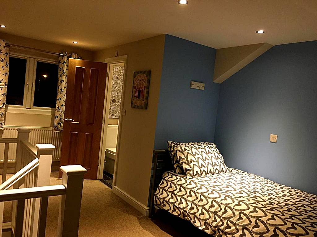 Derby Pride Park private ensuite room- 2 beds- free parking