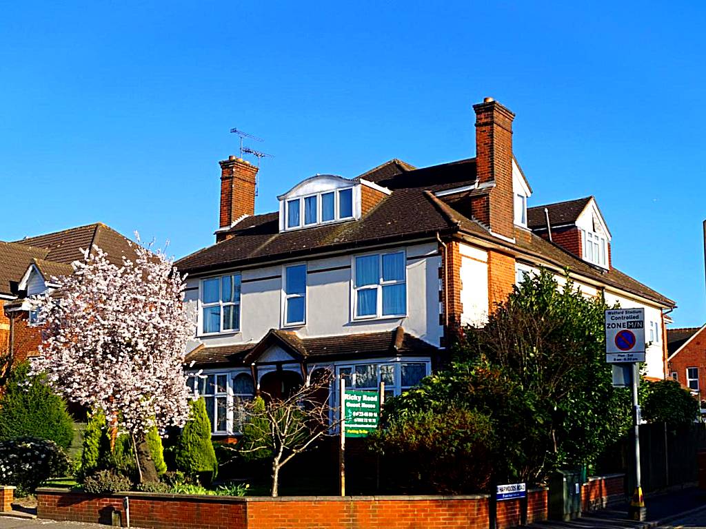 Ricky Road Guest House - NEW Wizarding Studio Room Available to Book Now (Watford)