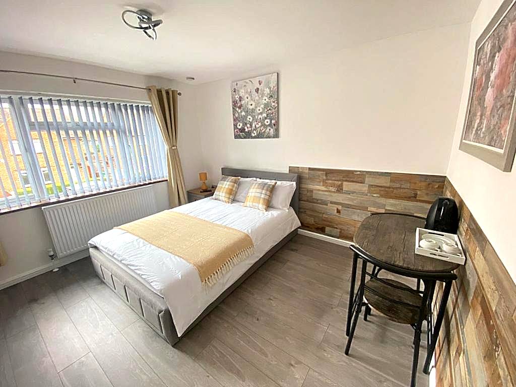 Gatwick Deluxe En-suite Rooms