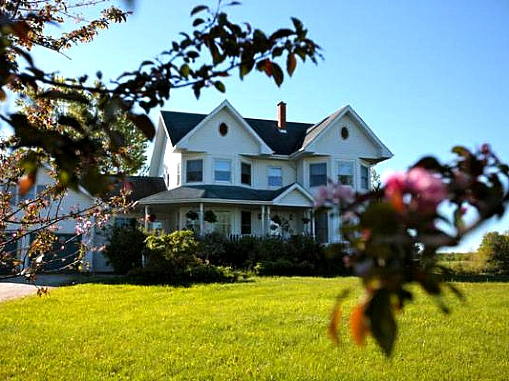 Twin Peaks B&B (Mindemoya)