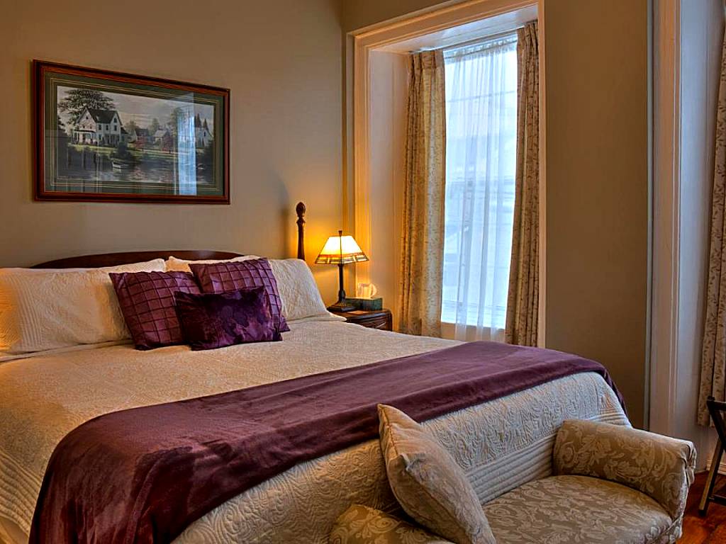 Sir Isaac Brock B&B Luxury Suites (Brockville)