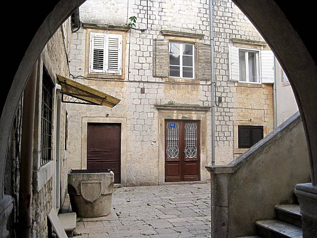 Room Mira