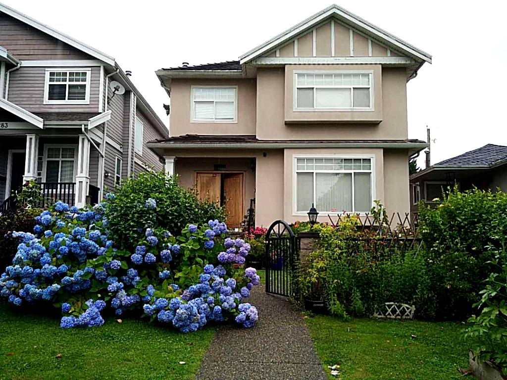Helen's House / Close to Skytrain and Airport