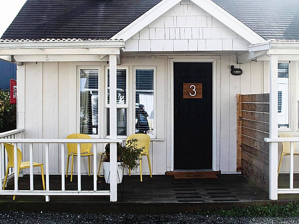 Boardwalk Cottages (Long Beach)